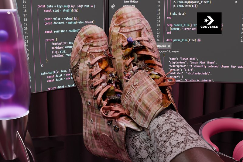 Person trägt rosa karierten Converse-Sneaker mit Fellfutter und gemusterten Socken und legt die Füße auf einen Schreibtisch mit mehreren Code-Bildschirmen.