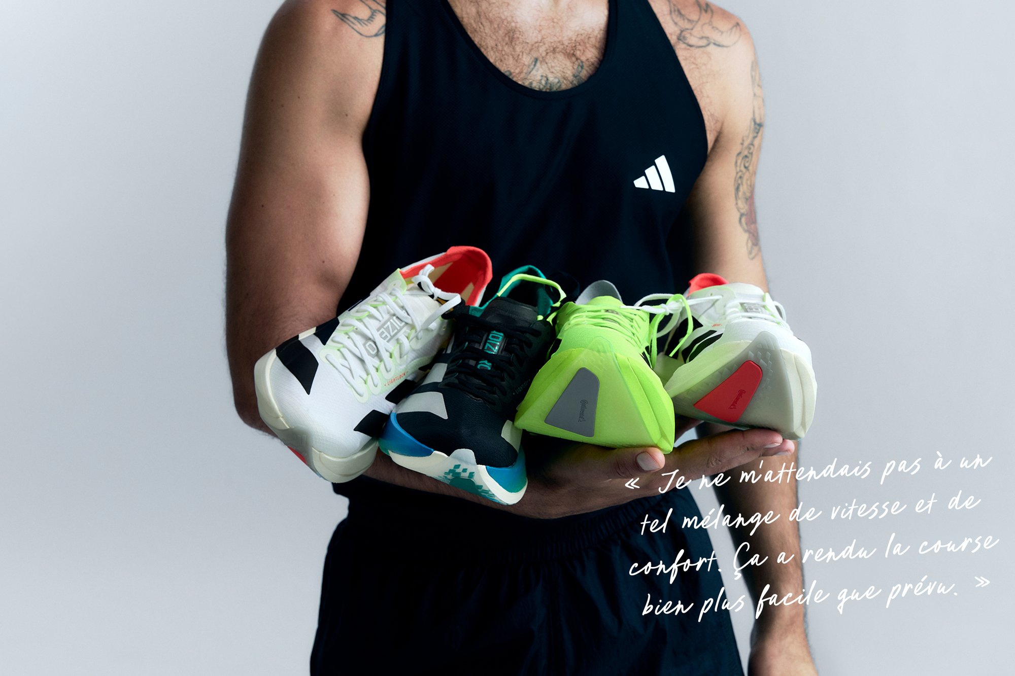 Homme en débardeur noir tenant quatre chaussures de course colorées avec un texte en français louant la vitesse et le confort des chaussures.