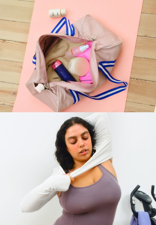 Bolsa de gimnasio rosa con rayas azules que contiene varios productos para el cuidado de la piel. Esterilla sobre suelo de madera, equipo de entrenamiento visible al fondo.