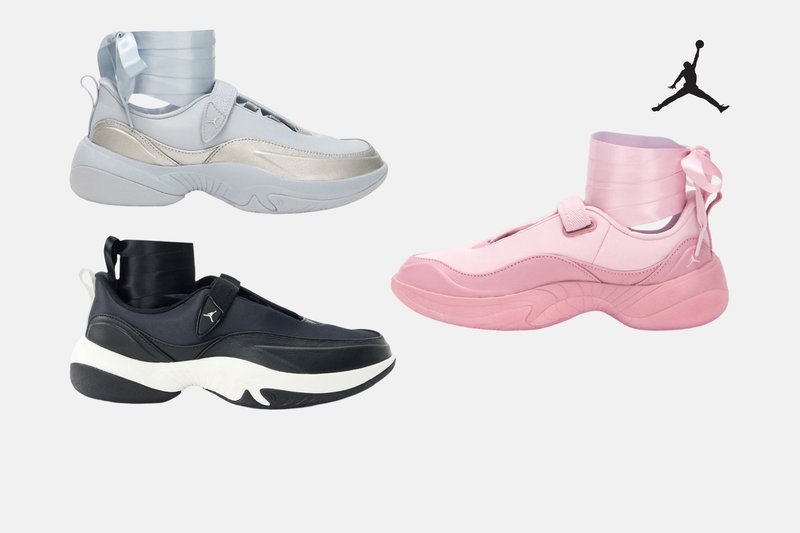 Trois baskets montantes moyennes avec des rubans autour de la cheville en argent, noir et rose, avec des semelles épaisses et le logo Jumpman.