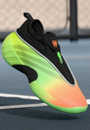 Czarne sneakersy sportowe w gradientzie pomarańczowym do zielonego o smukłym designie, z siateczkowymi detalami i zapięciem na zamek, z wyraźnym logo.