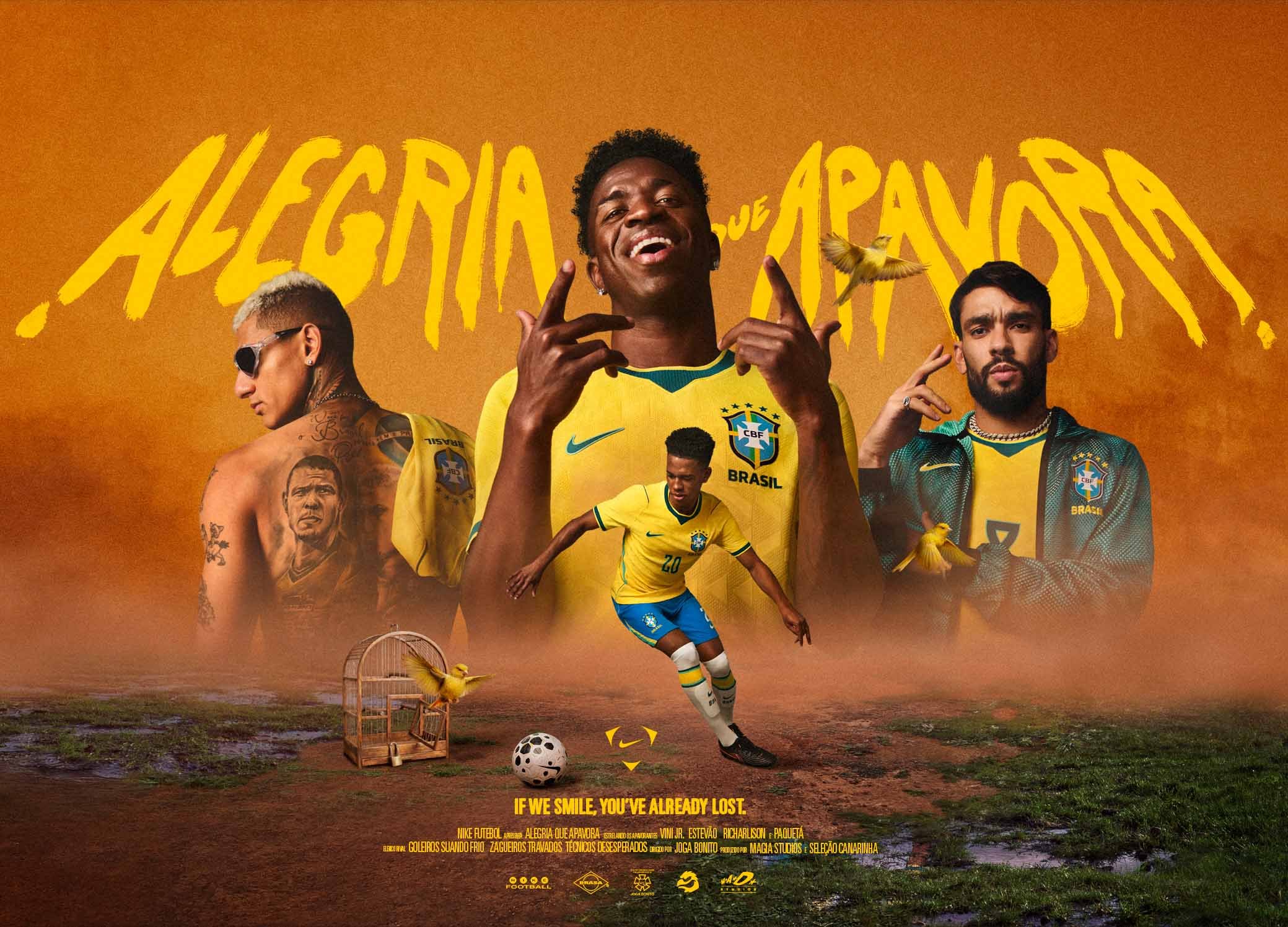 Τρεις άνδρες με ποδοσφαιρική ενδυμασία Βραζιλίας, κίτρινα πουλιά, μια ποδοσφαιρική μπάλα και κείμενο «Alegria que Mayora» σε πορτοκαλί φόντο.