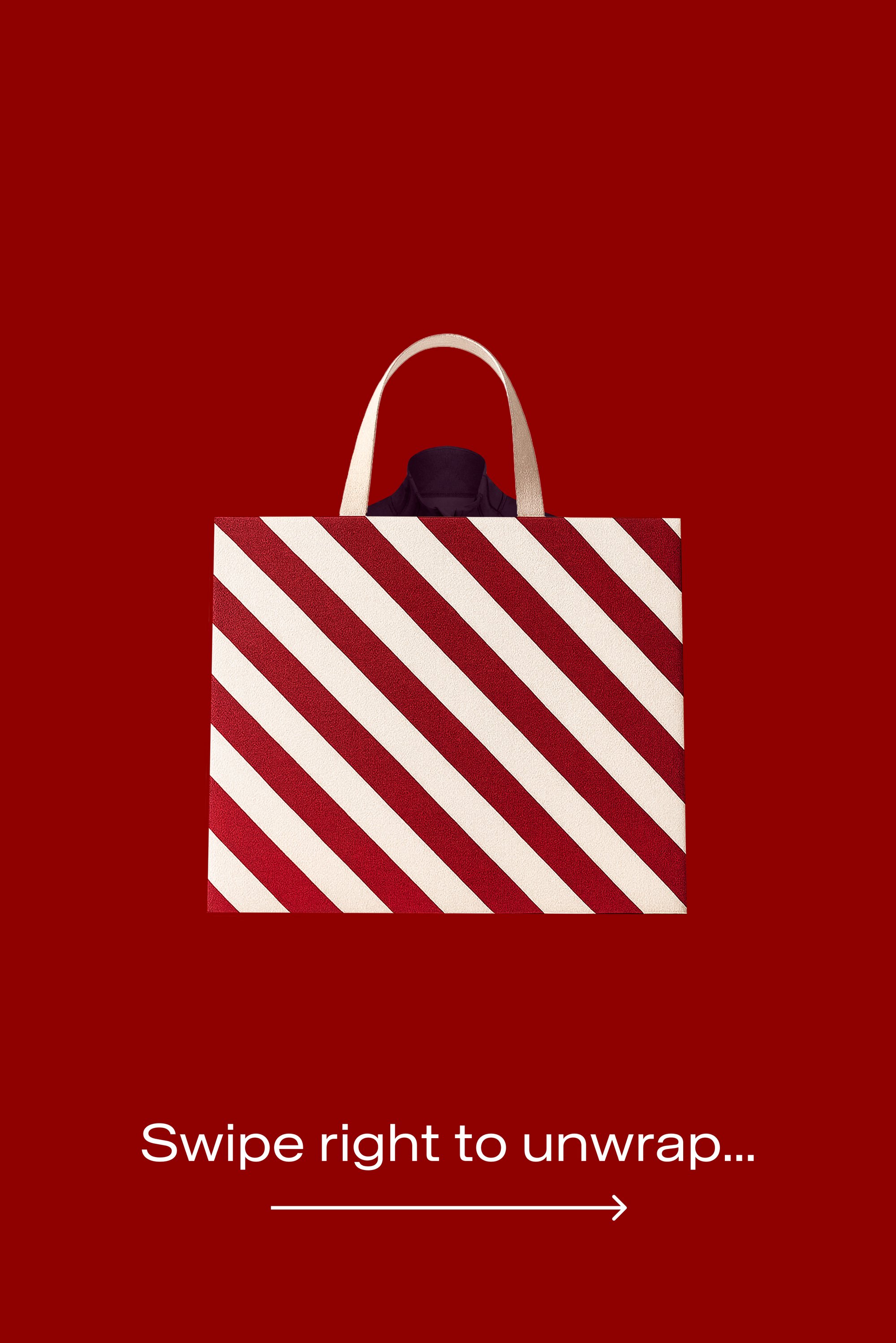 Gestreepte draagtas met rode en witte diagonale strepen, stoffen textuur en twee stoffen handvatten. Achtergrond in effen rood.