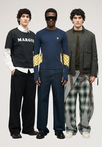 Drie mannen staan zij aan zij gekleed in hedendaagse mode: zwart "MARGIE" shirt, blauw shirt met lange mouwen en gele maansikkelvormige mouwen, en groene gewatteerde jas met patchworkbroek.