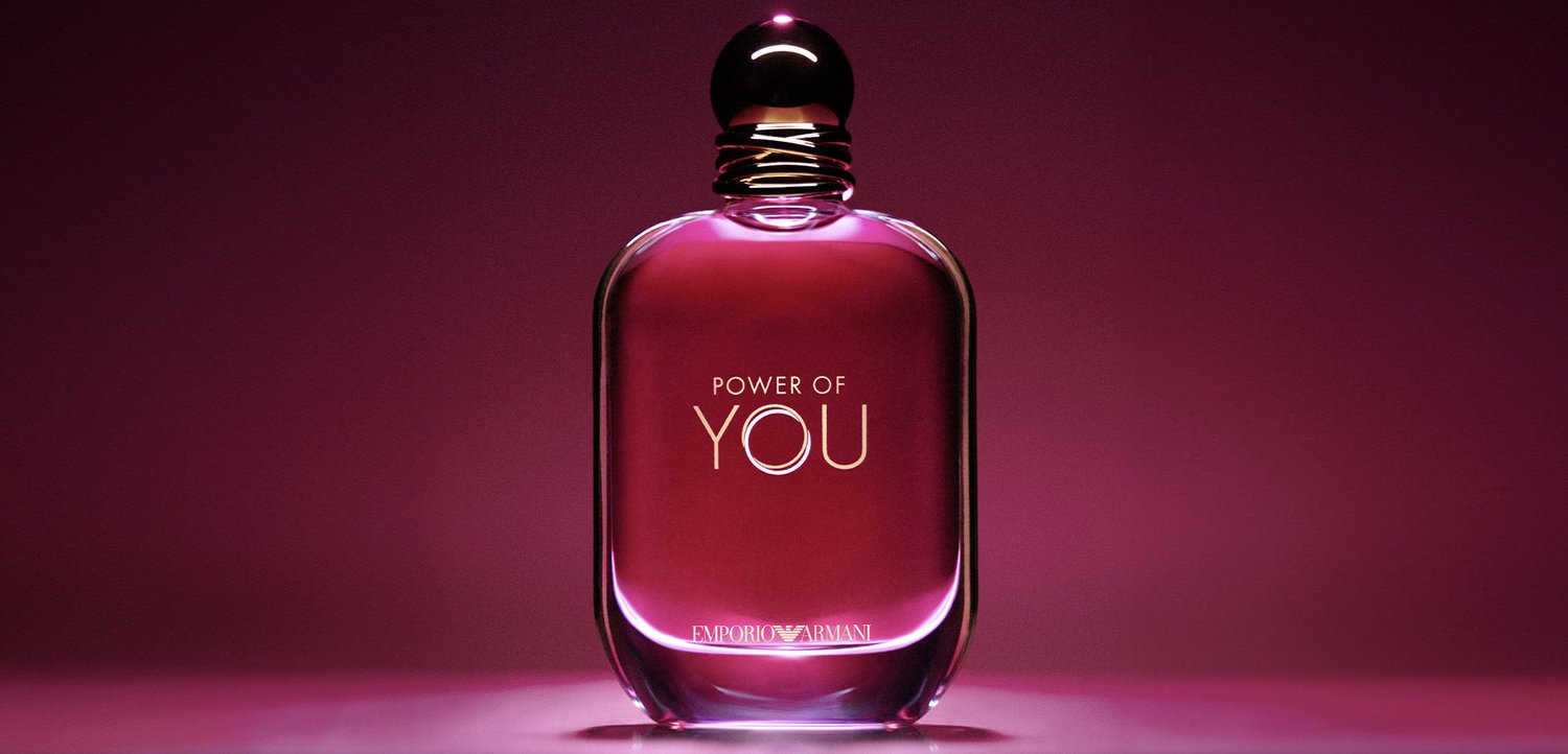 Undurchsichtige lila Parfümflasche mit der Aufschrift "Power of You" von Emporio Armani vor einem passenden lila Farbverlauf-Hintergrund.
