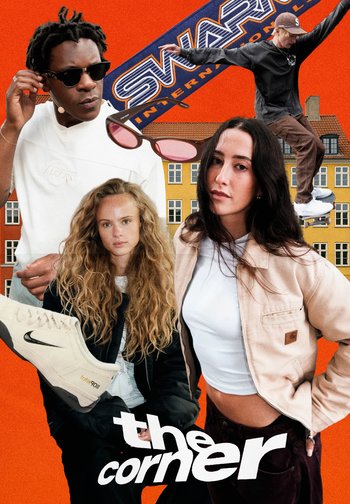 Vier Personen vor einem orangefarbenen Hintergrund. Sie tragen legere Kleidung, darunter Nike-Schuhe, Sonnenbrillen und eine beige Jacke.