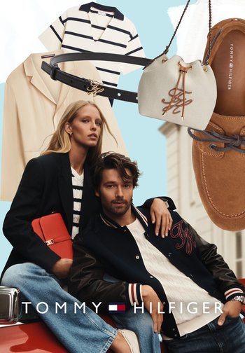 Zwei Modelle tragen legere Tommy Hilfiger Kleidung mit Accessoires, darunter ein beiger Blazer, ein gestreiftes Polohemd, ein schwarzer Gürtel, eine cremefarbene Handtasche und braune Mokassins.