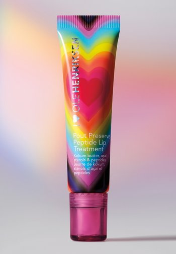 Tubka I Love Ole Henriksen Pout Preserve Peptide Lip Treatment z wzorem tęczowego serca i fioletową nakrętką na gradientowym tle.