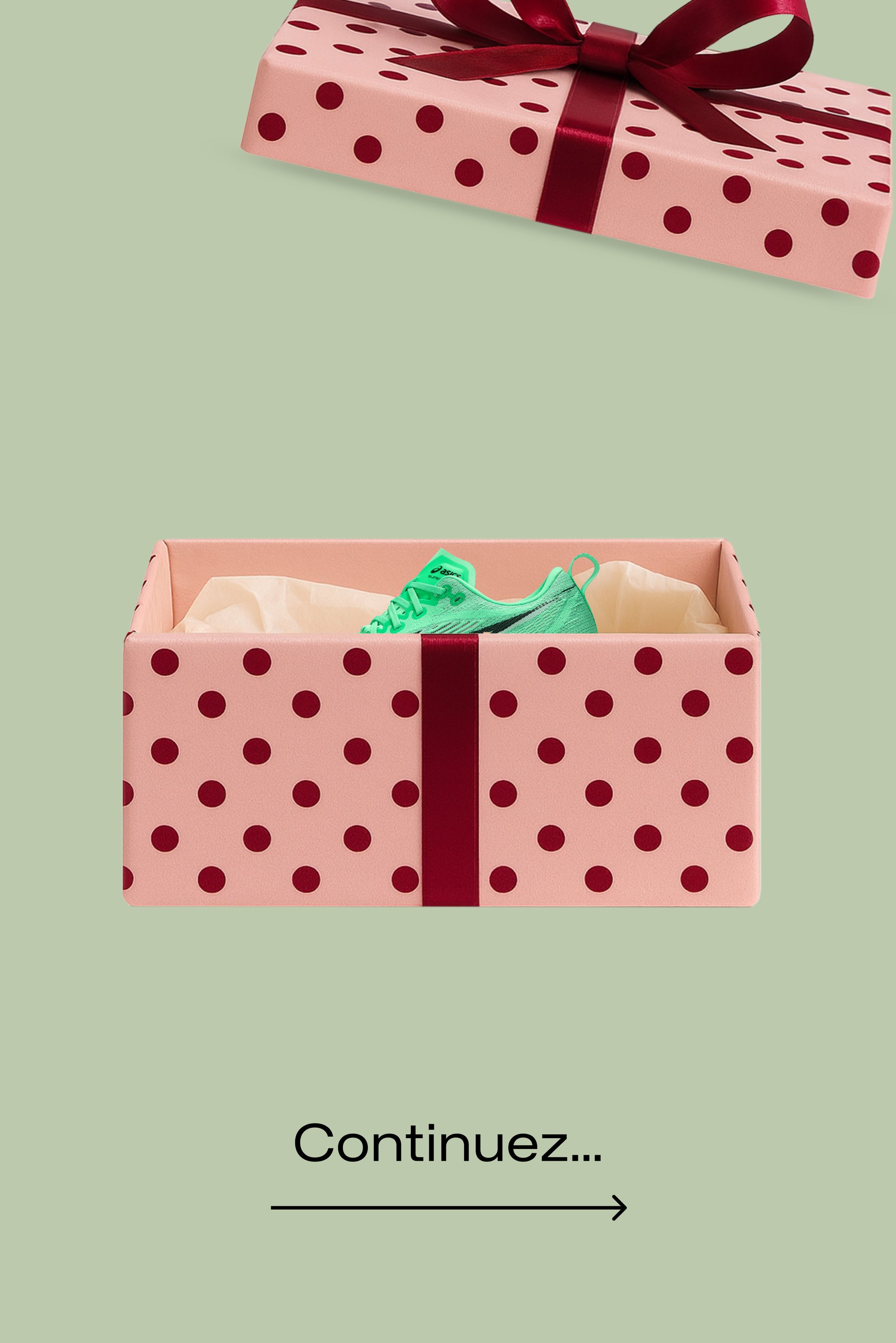 Boîte cadeau rose à pois rouges, fermée par un ruban marron rouge, contenant une basket verte sur papier de soie blanc. Fond vert.