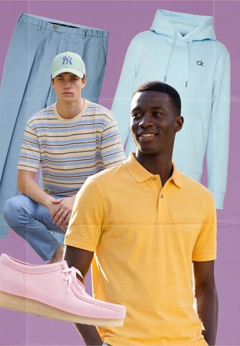 Man draagt gele polo en lacht, man in gestreept hemd en pet zit, blauwe broek, lichtblauwe hoodie en roze suède schoen op paarse achtergrond.