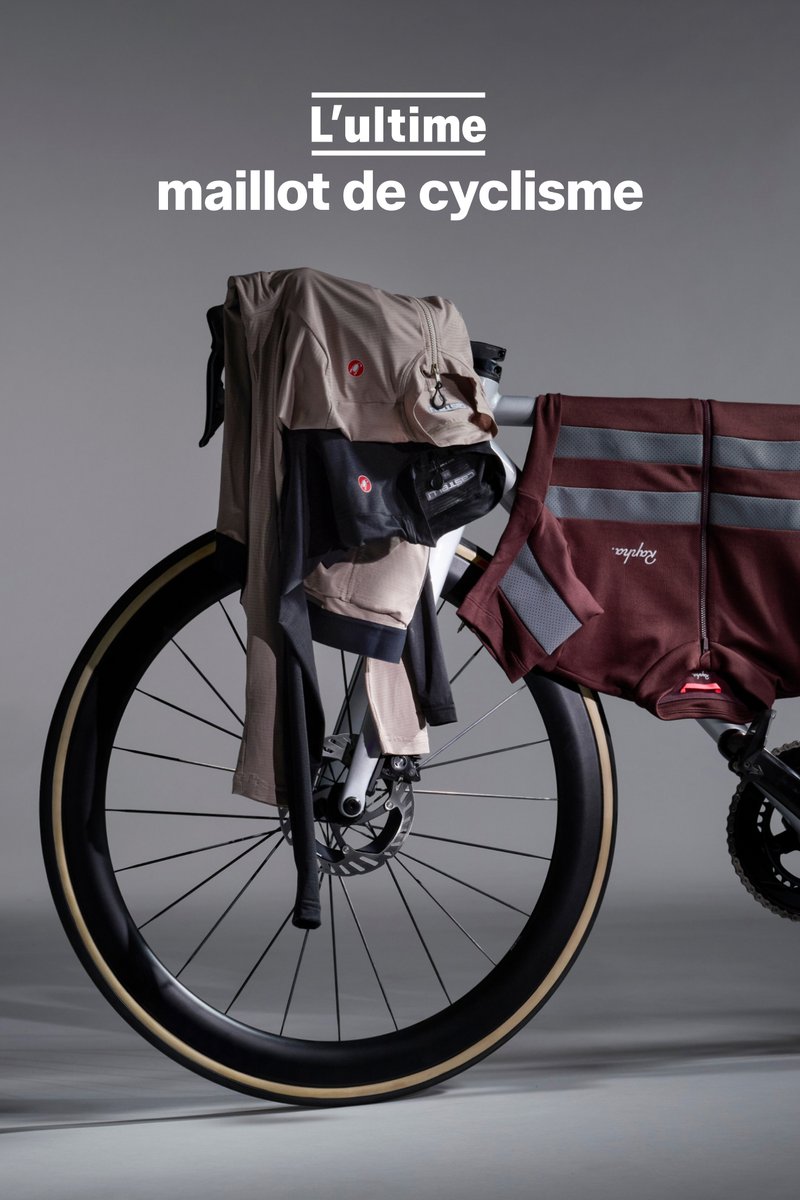 Un vélo avec une roue noire élégante présente des vêtements de cyclisme drapés sur le cadre, mettant en valeur un mélange de couleurs et d'éléments réfléchissants.