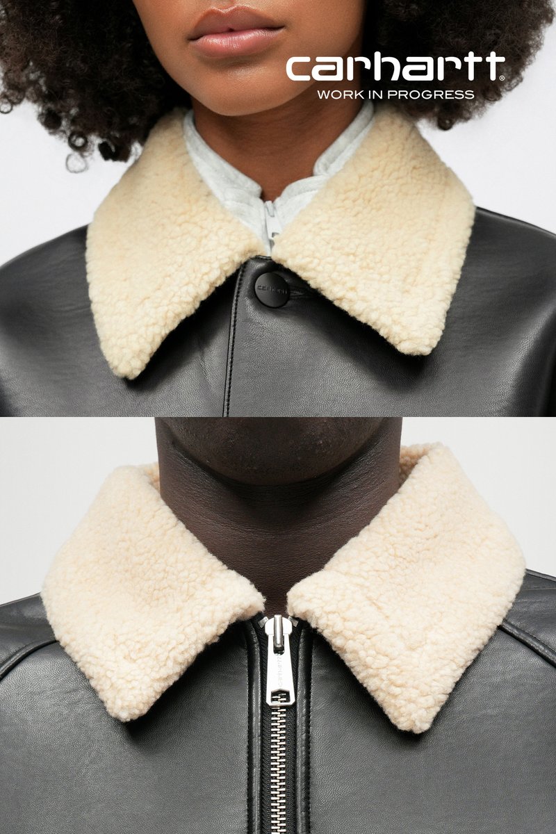 Giacca in pelle nera con colletto beige in faux shearling. Presenta una chiusura lampo e un bottone rotondo al collo. Texture liscia in tutto il capo.