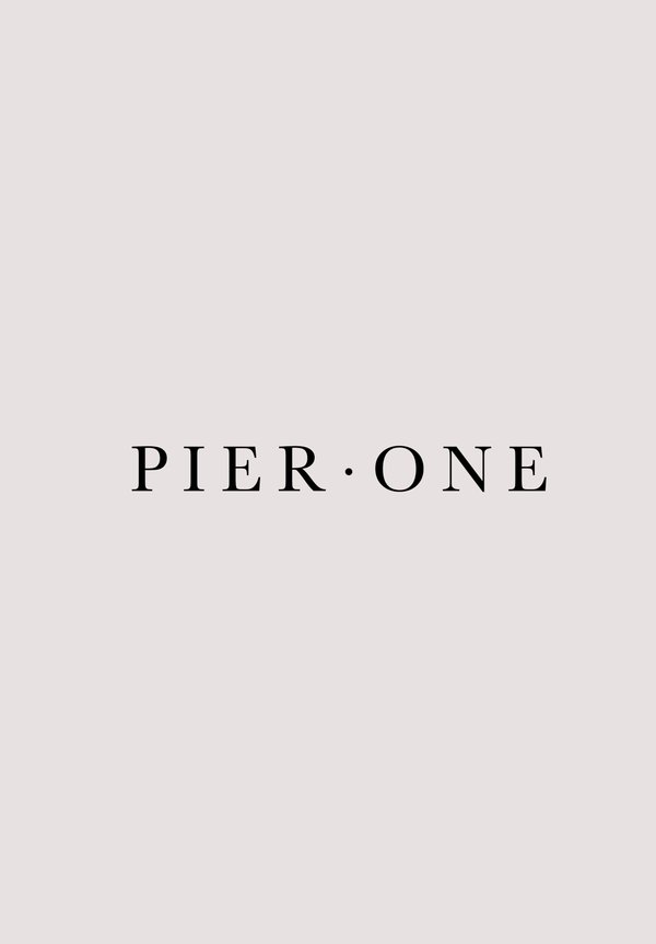 Texto "PIER ONE" en letras mayúsculas negras centrado sobre un fondo gris claro liso con un pequeño punto centrado entre las palabras.