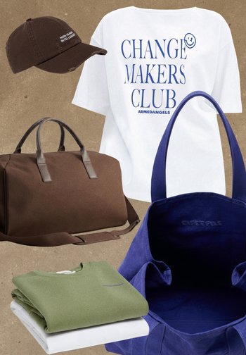 Berretto marrone con scritta "Non-Human Intelligence", maglietta bianca con scritta "Change Makers Club", borsa a tracolla marrone, borsa a mano blu, magliette verdi e bianche piegate.