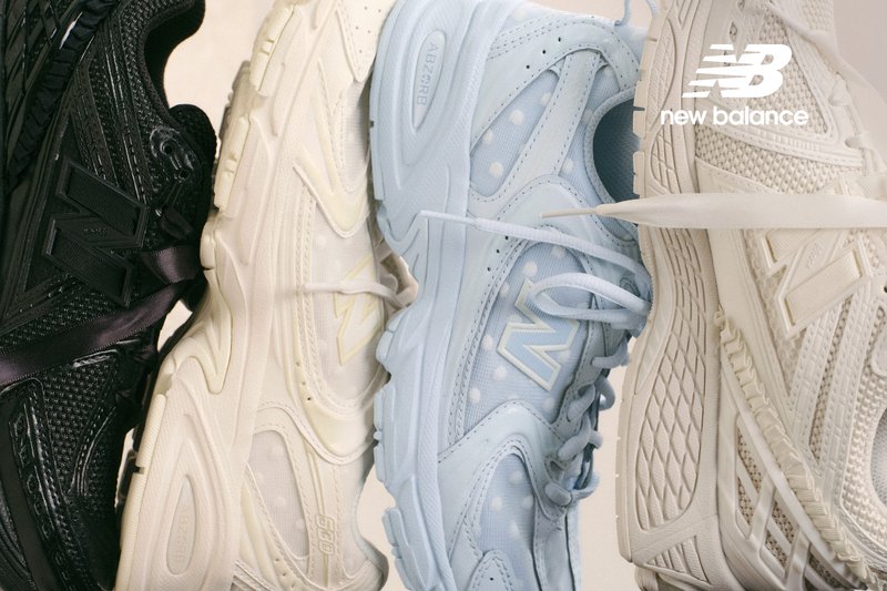 Cuatro pares de zapatillas New Balance exhibidos uno al lado del otro: negro, blanco, azul claro con lunares y crema, destacando sus estilos distintivos.