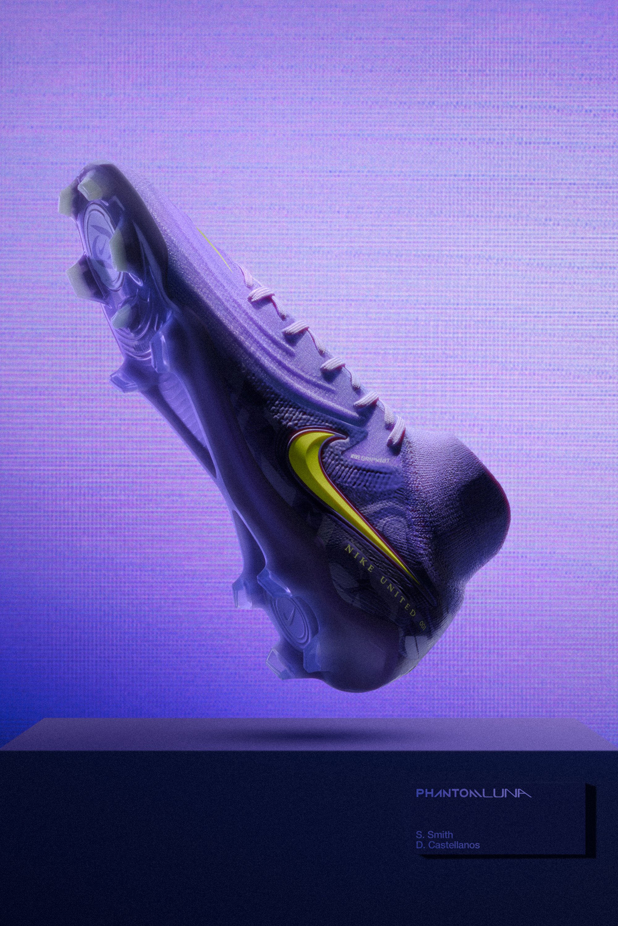 Una bota de fútbol Nike Phantom Luna en púrpura y amarillo flota contra un fondo texturizado púrpura, exhibida sobre un pedestal oscuro.