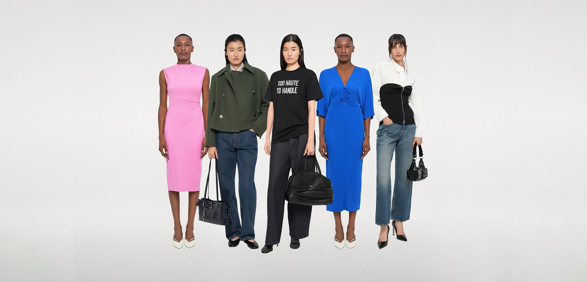 Cinco mulheres vestindo roupas diversas: um vestido rosa justo, um casaco verde de dupla aba, uma t-shirt gráfica preta, um vestido longo azul e uma blusa em preto e branco.
