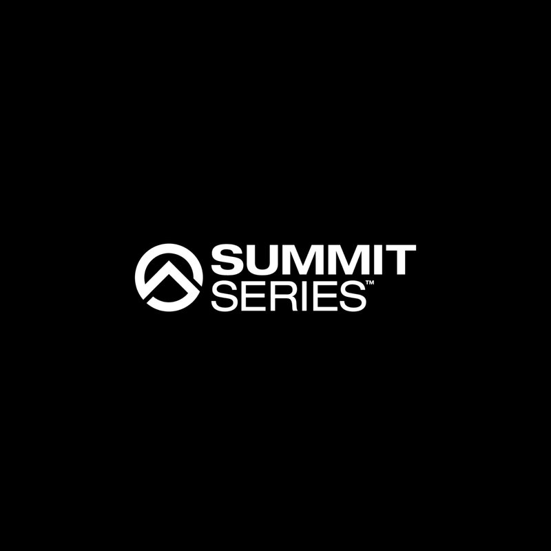 Logotipo de texto blanco "SUMMIT SERIES" con un gráfico estilizado de un pico montañoso, sobre un fondo negro sólido. Diseño simple y audaz.