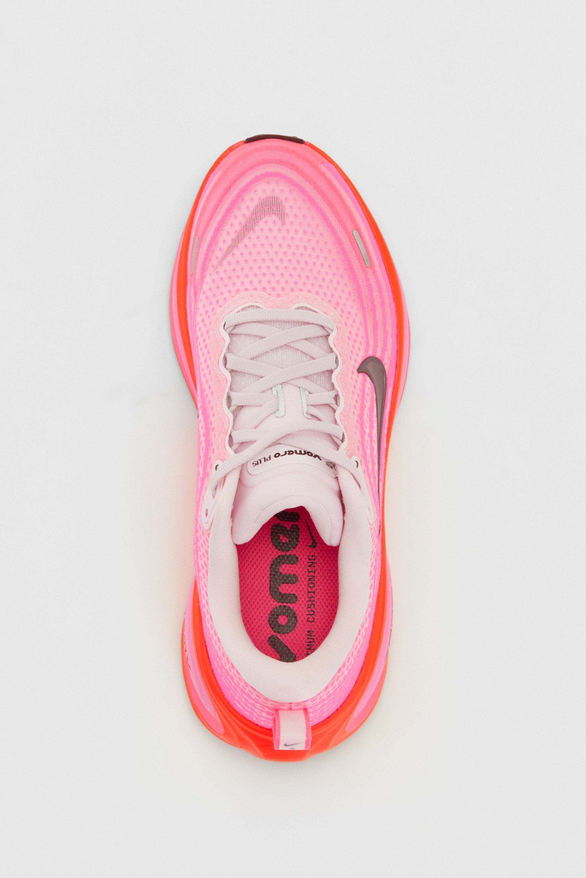 Roze en koraal atletiekschoen met een bovenwerk van mesh, ronde neus, reflecterende accenten, comfortabele zool en logo op de tong en hak.