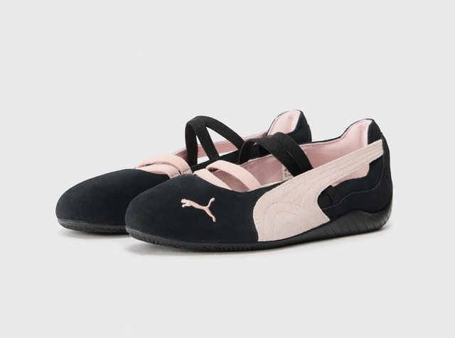 Chaussures Puma noires et roses à enfiler avec des sangles élastiques et des semelles souples, conçues pour un usage décontracté ou sportif léger.