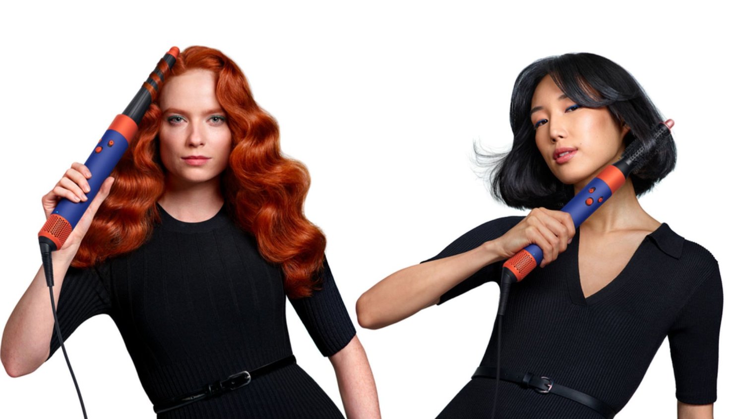 Zwei Frauen in schwarzen Outfits stylen Haare mit blauen und orangefarbenen Locken- und Rundbürsten vor weißem Hintergrund.