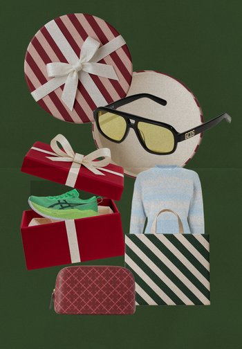 Sorte solbriller med gule linser, røde gaveæsker, grønne sko, blå stribet sweater, grøn og hvid stribet indkøbspose, rød struktureret pung.
