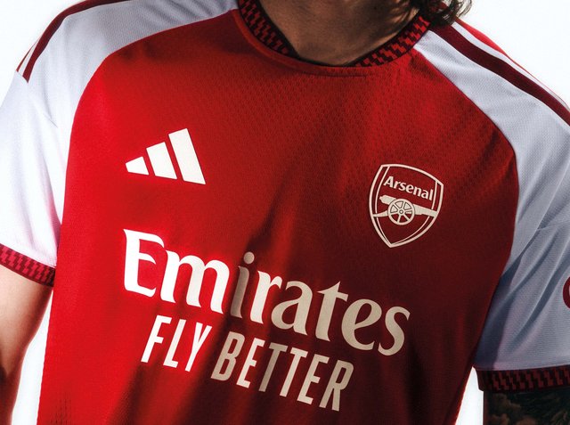 Rot-weißes Arsenal-Fußballtrikot mit Adidas-Logo und Emirates Fly Better Sponsor-Schriftzug auf der Brust.