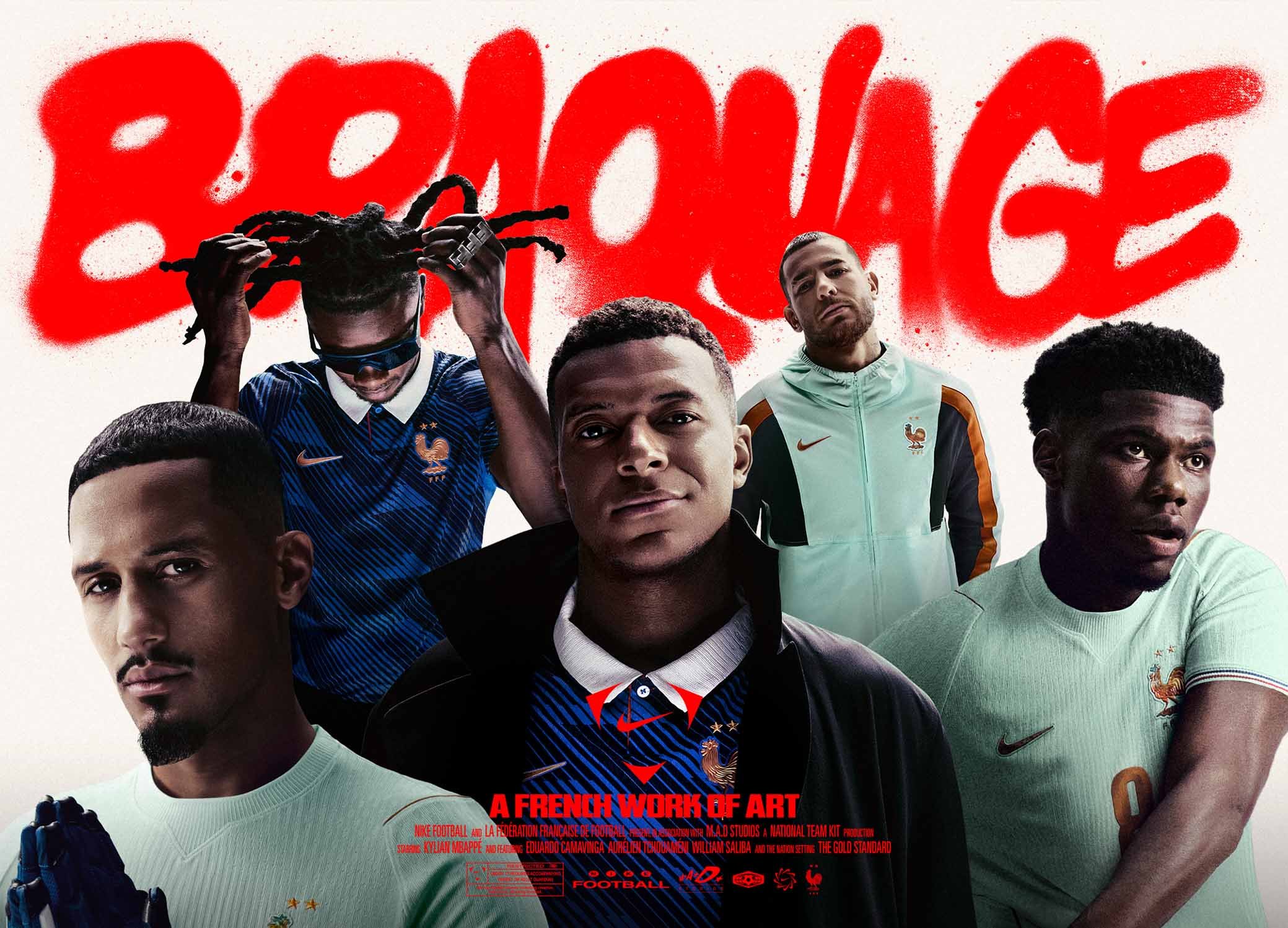 Πέντε άνδρες ποδοσφαιριστές με τις φανέλες της εθνικής ομάδας της Γαλλίας στέκονται μπροστά από μεγάλο κόκκινο γκράφιτι με την ένδειξη "BRIQUAGE."