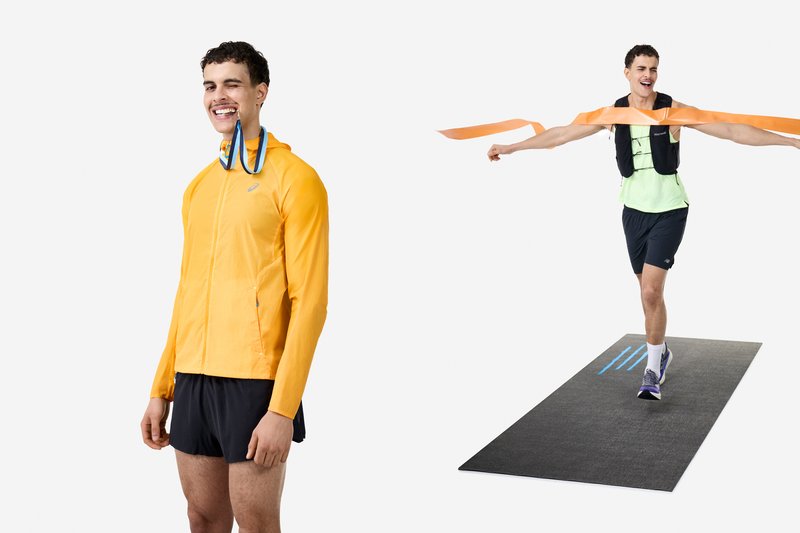 Mand i gul jakke holder medaljer i munden; samme mand krydser målstregen med armene udstrakt og bryder det orange bånd på løbemåtten.