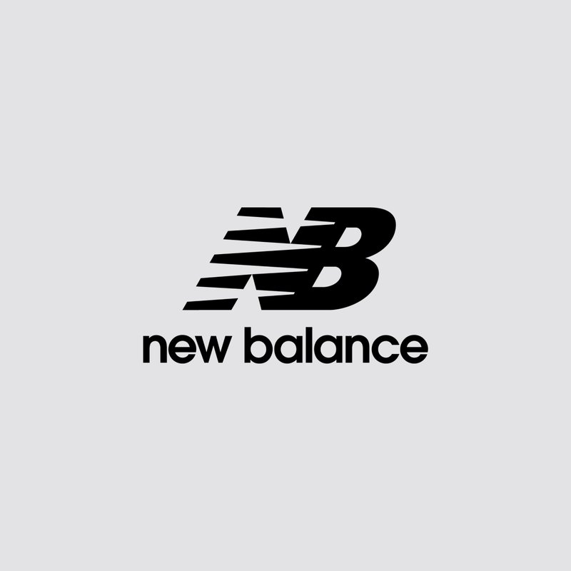 Logo "NB" nero con linee stilizzate, accompagnato dal testo "new balance", su uno sfondo grigio.
