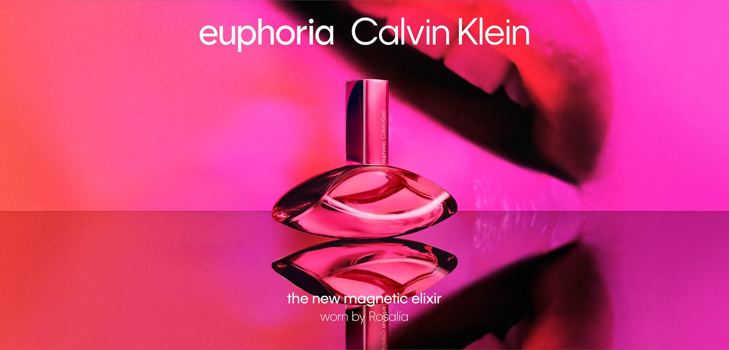 Calvin Klein Euphoria parfume flaske med pink og røde læber i baggrunden, reflekteret på blank overflade, mærket som magnetisk eliksir.