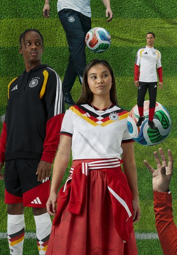 Fotbollsoutfit med svart huvtröja, vit tröja med röda detaljer och röd kjol. Färgerna inkluderar svart, röd, gul och vit.