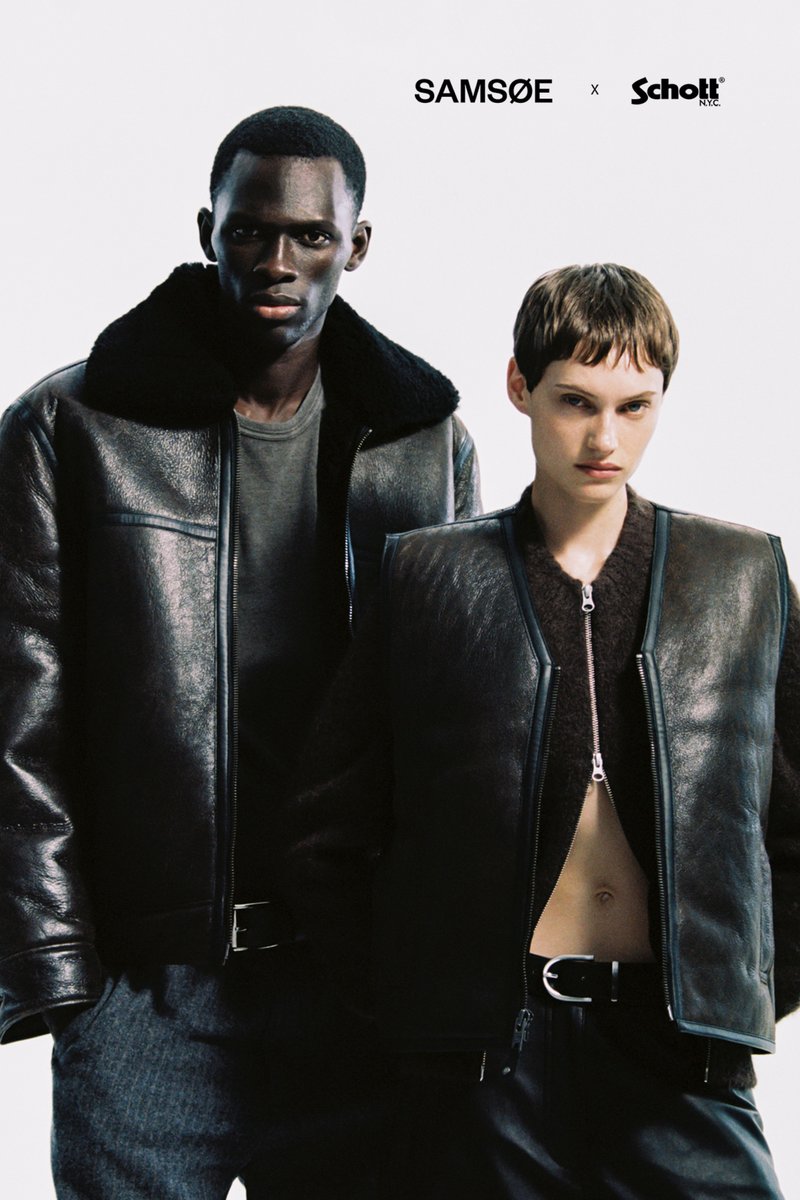 Due modelli indossano giacche di pelle nera con dettagli in shearling, posando contro uno sfondo bianco, con i loghi SAMSØE x Schott sopra.