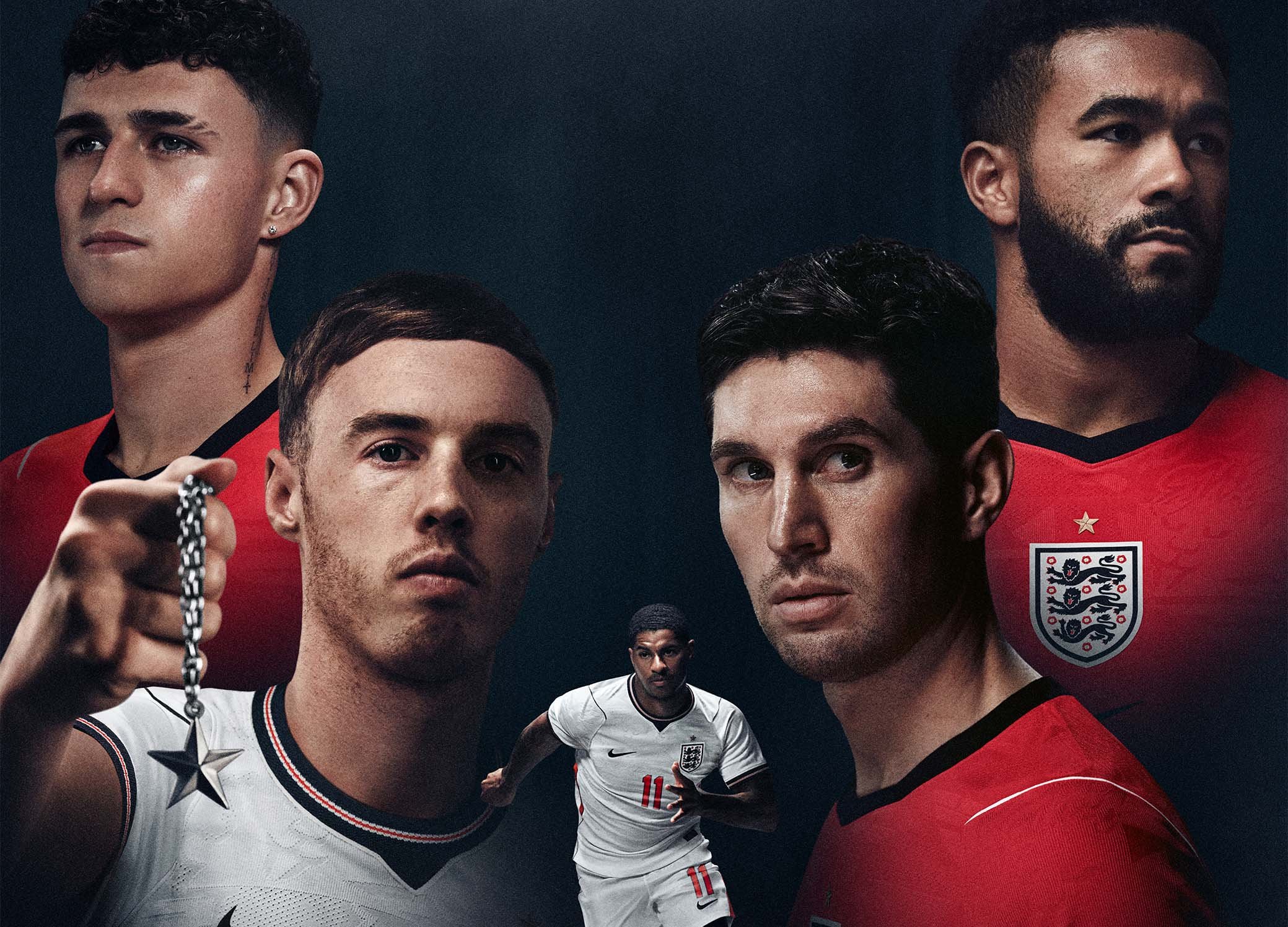 Cinq joueurs de football masculins en maillots de l'équipe d'Angleterre posent devant un fond sombre, l'un tient un pendentif en forme d'étoile.