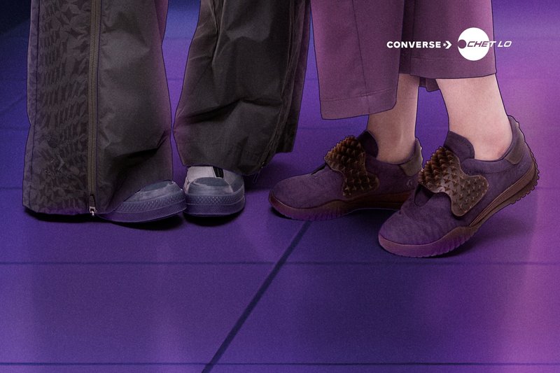 Deux paires de baskets sur des pieds non visibles. Gauche : toile grise, semelle plate. Droite : suède violet avec des accents en piques et des superpositions texturées.