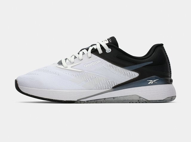Witte en zwarte Reebok hardloopschoen met witte veters, ademend mesh bovenwerk en gedempte zool, zijaanzicht op een effen achtergrond.