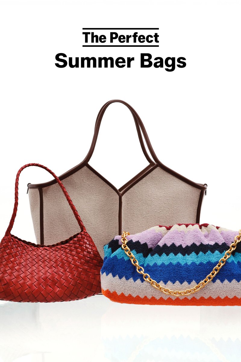 Tres bolsos de verano incluyen un gran bolso tote beige con ribete marrón, un pequeño bolso de mano rojo tejido y un bolso de mano multicolor con patrón de zigzag y cadena dorada.
