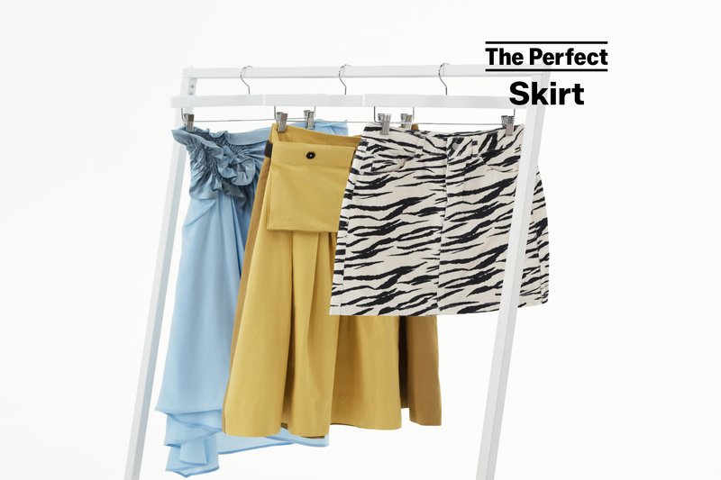 Drei Röcke hängen an einem weißen Gestell: Blau mit Rüschen, senfgelb mit Taschenklappe und schwarz-weißes Zebra-Muster. Der Text lautet "The Perfect Skirt."