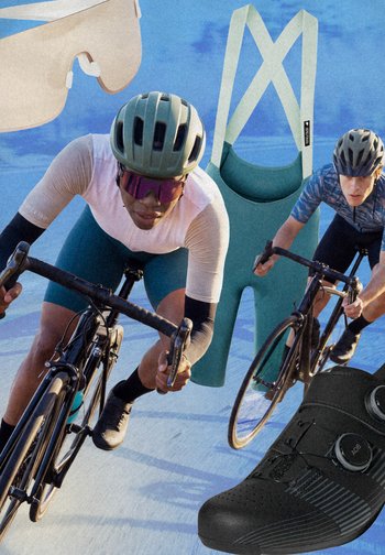 Deux cyclistes portant des casques et des vêtements de sport font la course sur des vélos de route, accompagnés d’images de cuissards à bretelles, de lunettes et d’une chaussure de cyclisme noire.