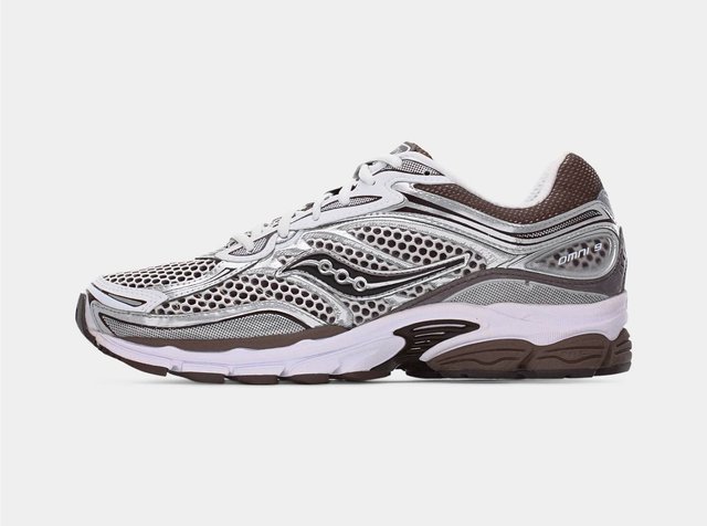 Ténis de corrida masculinos cinza e branco com detalhes castanhos e parte superior em rede, rotulado "Omni 9" no calcanhar.