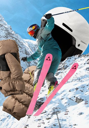 Skieur en tenue bleu sarcelle avec des skis roses et un casque rose sautant sur une montagne enneigée avec des remontées mécaniques et de grandes moufles brunes au premier plan.