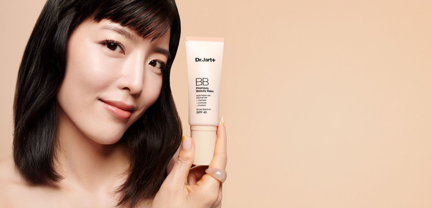 Dr. Jart+ BB Premium Beauty Balm in einer hellrosa Tube mit weißem Text. Enthält SPF 40, feuchtigkeitsspendende Inhaltsstoffe und eine glatte Textur.