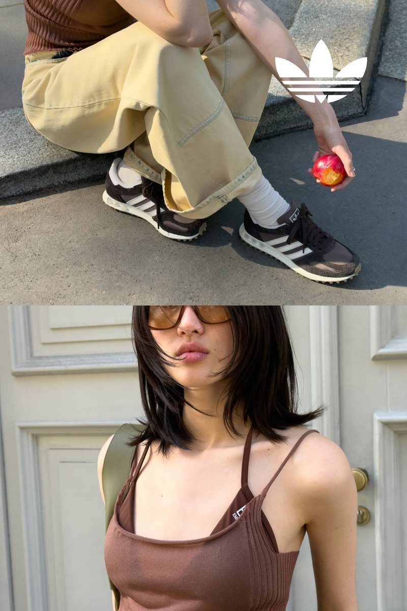 Person trägt braues Tanktop und beige Hose, sitzt am Randstein und hält einen teilweise gegessenen roten Apfel, trägt schwarz-weiße Adidas-Sneaker.