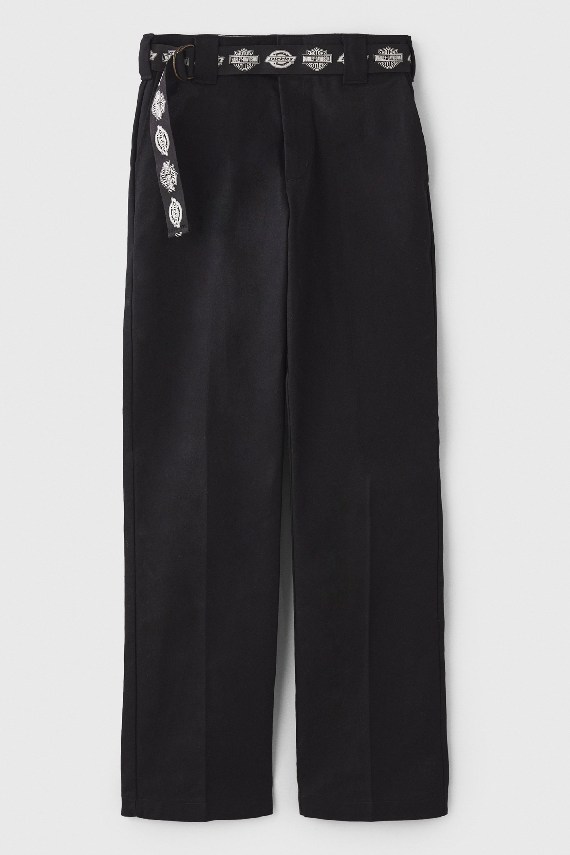 Zwarte rechte broeken met een gebloemde riem met logo's, hangend tegen een witte achtergrond. Schoon ontwerp, geschikt voor casual wear.