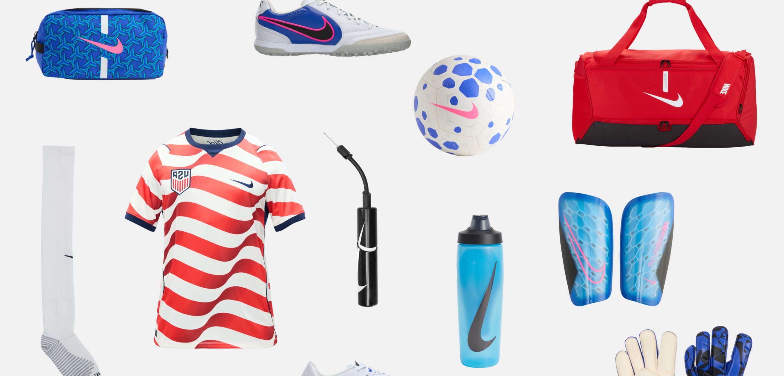 Rot-weiß gestreiftes USA-Fußballtrikot, Fußballschuhe, Ball, Schienbeinschoner, Luftpumpe, Socken, Wasserflasche, rote Sporttasche, Handschuhe und blaue gemusterte Tasche.