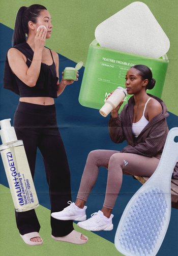 Une femme nettoie son visage avec un coton, une autre est assise et boit d'un shaker, entourées de produits et d'outils de soin de la peau sur un fond vert et bleu.