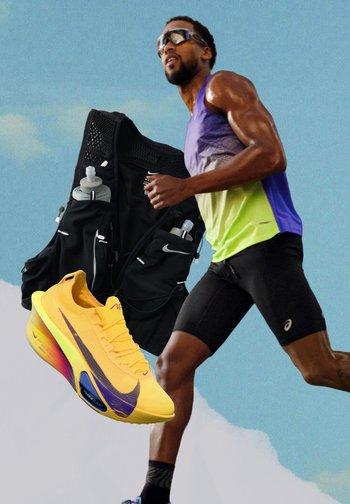 Man rent in zwarte korte broek en een paarse-groene gradient tanktop, met gele hardloopschoen en zwart hydratatievest zichtbaar in de buurt.