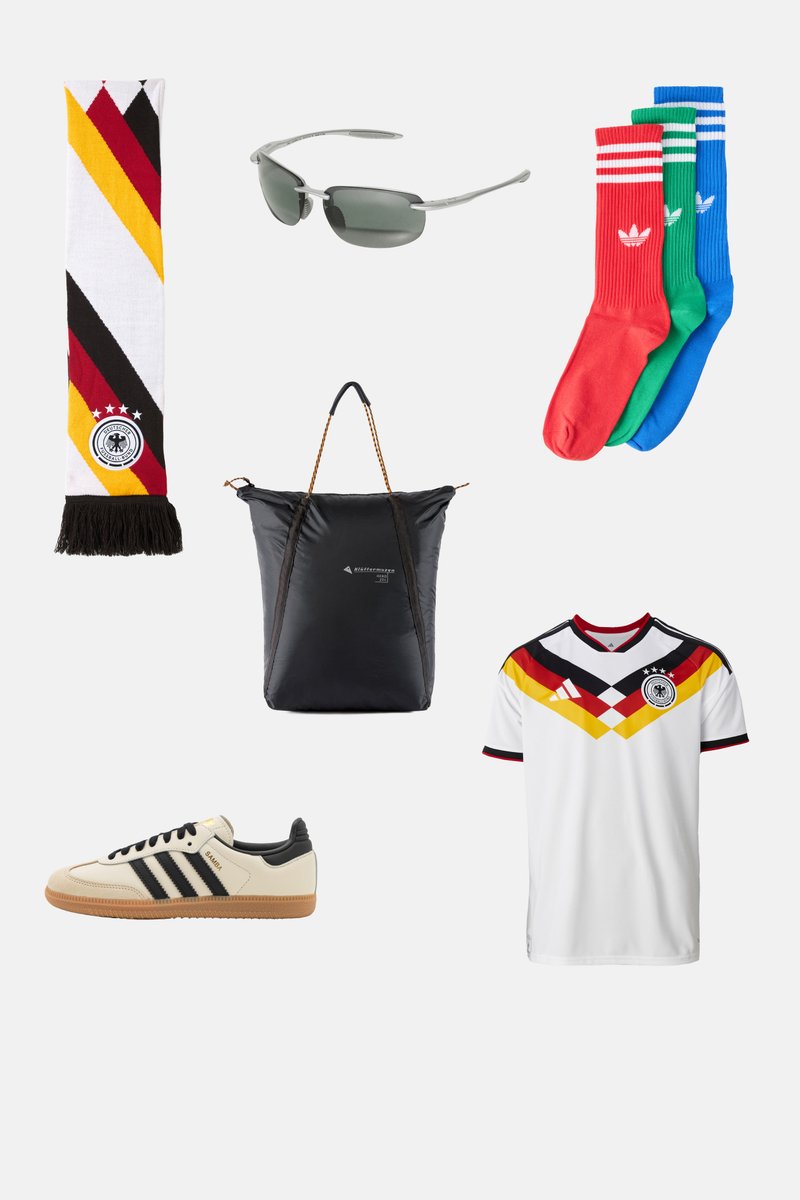 Deutsche Fussballfanartikel inklusive Schal, Sonnenbrille, drei Paar bunte Adidas-Socken, schwarze Tasche, weißes Trikot mit deutschem Flaggen-Design und beige Adidas-Schuhe.