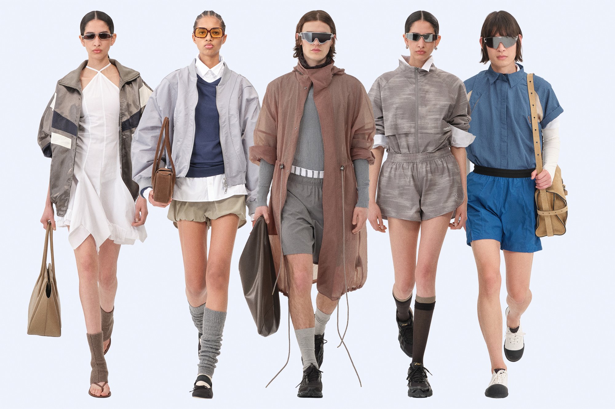 Cinco modelos muestran diferentes conjuntos: chaquetas, pantalones cortos y vestidos en tonos suaves; los materiales incluyen tela y punto; gafas de sol y bolsos complementan.