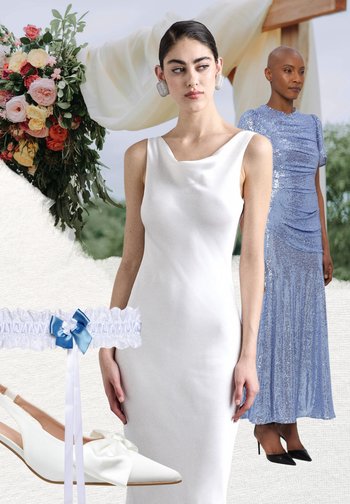 Zwei Frauen in eleganten Kleidern, eine in einem weißen Satin-Brautkleid und die andere in einem blauen, mit Pailletten besetzten Abendkleid, mit Blumen- und Brautzubehör.